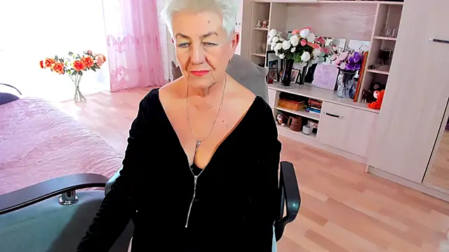 Snapshot of HotandMature chatting on April 10, 2026, 9:27 am HotandMature online show from April 10, 2026, 9:27 am