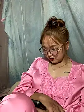 Snapshot of July-y chatting on September 28, 2025, 3:41 pm July-y online show from September 28, 2025, 3:41 pm