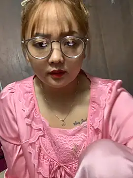 Snapshot of July-y chatting on October 6, 2025, 2:57 am July-y online show from October 6, 2025, 2:57 am