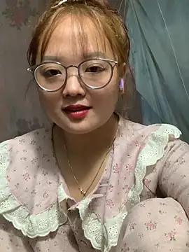 Snapshot of July-y chatting on September 29, 2025, 3:50 pm July-y online show from September 29, 2025, 3:50 pm