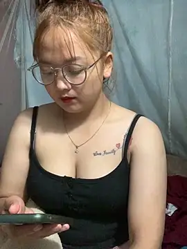 Snapshot of July-y chatting on September 30, 2025, 4:13 pm July-y online show from September 30, 2025, 4:13 pm