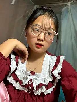 Snapshot of July-y chatting on September 14, 2025, 3:01 pm July-y online show from September 14, 2025, 3:01 pm