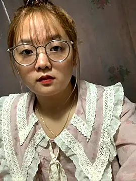 Snapshot of July-y chatting on October 3, 2025, 3:41 am July-y online show from October 3, 2025, 3:41 am