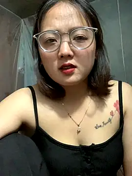 Snapshot of July-y chatting on September 20, 2025, 4:23 pm July-y online show from September 20, 2025, 4:23 pm
