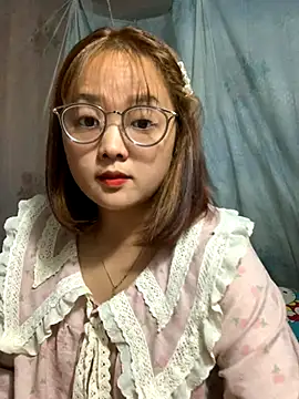 Snapshot of July-y chatting on October 2, 2025, 3:37 pm July-y online show from October 2, 2025, 3:37 pm