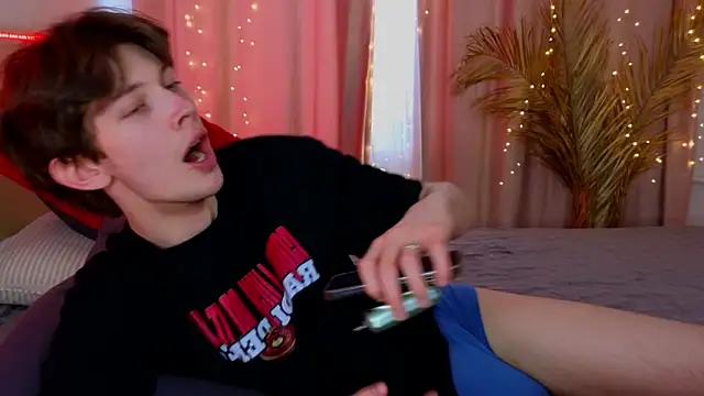 Snapshot of _Den1s_ chatting on March 10, 2026, 2:32 pm Den1s online show from March 10, 2026, 2:32 pm