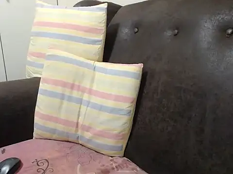 Snapshot of bustylaura4u chatting on February 15, 2026, 7:35 pm bustylaura4u online show from February 15, 2026, 7:35 pm