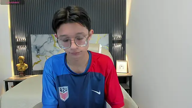 Snapshot of SantiagoRusso18 chatting on October 19, 2025, 1:03 pm SantiagoRusso18 online show from October 19, 2025, 1:03 pm