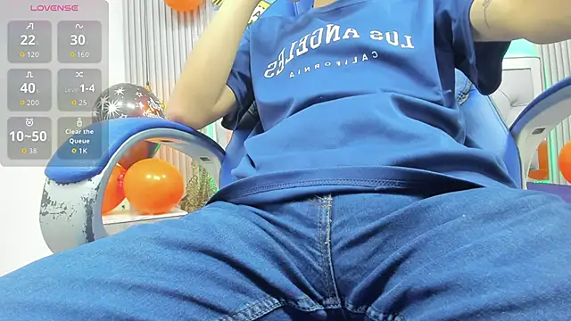 Snapshot of SantiagoRusso18 chatting on November 3, 2025, 6:33 pm SantiagoRusso18 online show from November 3, 2025, 6:33 pm