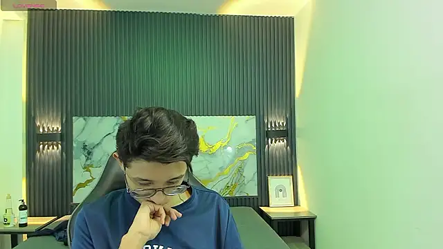 SantiagoRusso18 online show from February 2, 2026, 8:08 pm