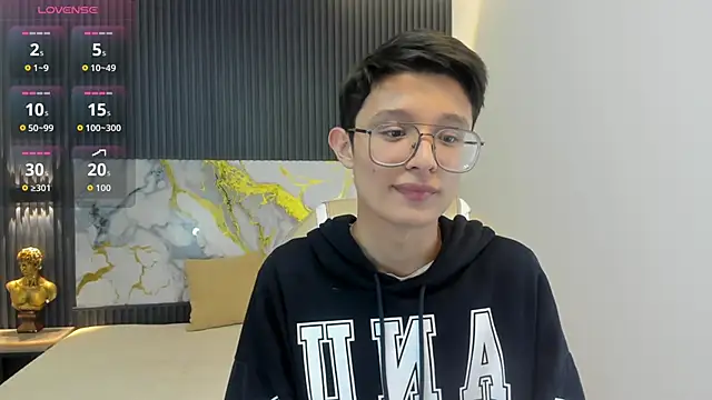 Snapshot of SantiagoRusso18 chatting on October 11, 2025, 1:34 pm SantiagoRusso18 online show from October 11, 2025, 1:34 pm