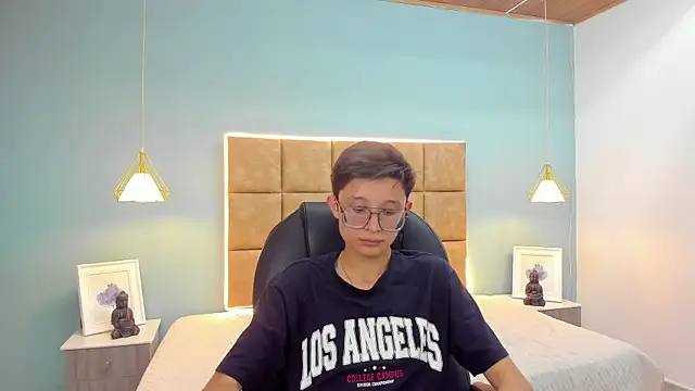 Snapshot of SantiagoRusso18 chatting on October 14, 2025, 9:15 pm SantiagoRusso18 online show from October 14, 2025, 9:15 pm