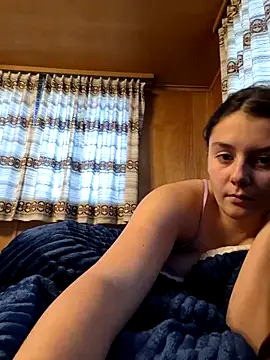 YoungLiisaxx online show from November 3, 2025, 3:48 pm