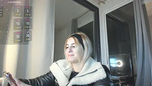 Snapshot of Ella_Vee chatting on November 7, 2025, 3:55 am Ella Vee online show from November 7, 2025, 3:55 am