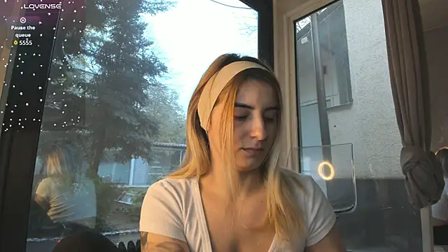 Snapshot of Ella_Vee chatting on November 29, 2025, 6:57 am Ella Vee online show from November 29, 2025, 6:57 am