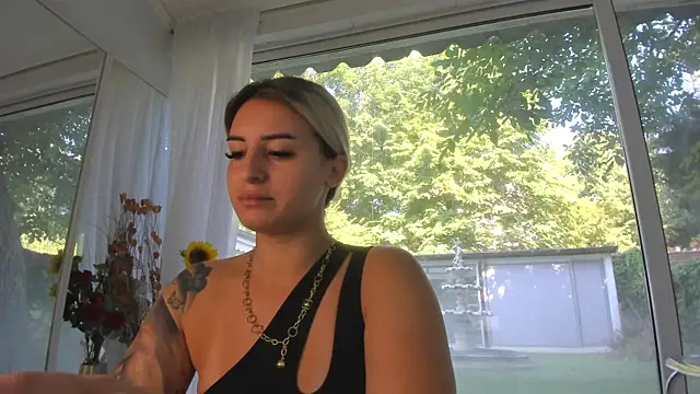 Snapshot of Ella_Vee chatting on July 10, 2026, 6:24 am Ella Vee online show from July 10, 2026, 6:24 am