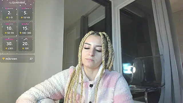 Snapshot of Ella_Vee chatting on October 29, 2025, 3:49 am Ella Vee online show from October 29, 2025, 3:49 am