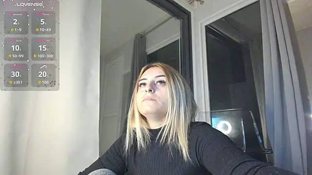 Snapshot of Ella_Vee chatting on November 13, 2025, 4:05 am Ella Vee online show from November 13, 2025, 4:05 am