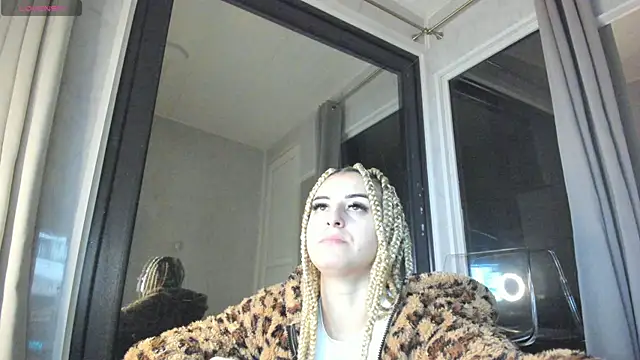 Snapshot of Ella_Vee chatting on October 26, 2025, 4:02 am Ella Vee online show from October 26, 2025, 4:02 am