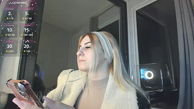 Snapshot of Ella_Vee chatting on November 8, 2025, 3:43 am Ella Vee online show from November 8, 2025, 3:43 am