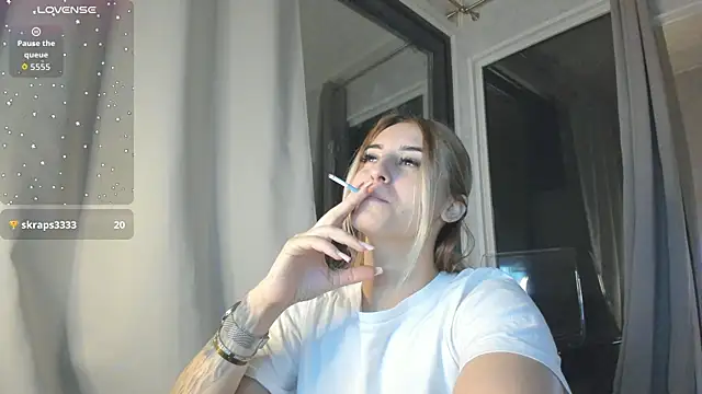 Snapshot of Ella_Vee chatting on November 11, 2025, 3:45 am Ella Vee online show from November 11, 2025, 3:45 am