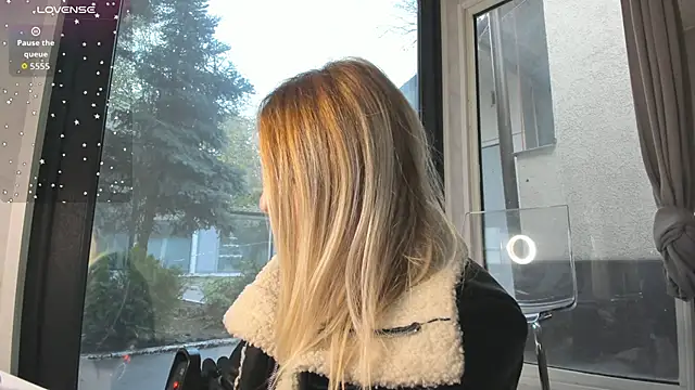 Snapshot of Ella_Vee chatting on November 17, 2025, 6:06 am Ella Vee online show from November 17, 2025, 6:06 am