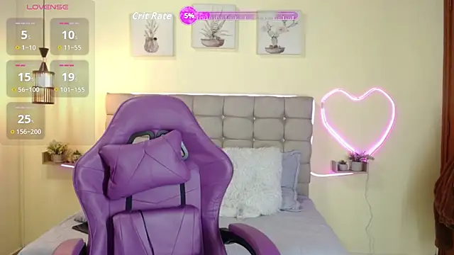 Snapshot of _naomi_s chatting on August 4, 2026, 1:37 pm naomi s online show from August 4, 2026, 1:37 pm