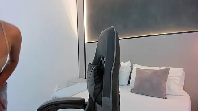 desireee  online show from October 20, 2025, 12:17 pm