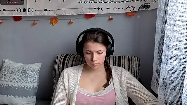 CutieAnny online show from November 27, 2025, 7:09 am