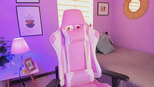 Snapshot of Ema_wett chatting on December 3, 2025, 7:46 pm Ema wett online show from December 3, 2025, 7:46 pm