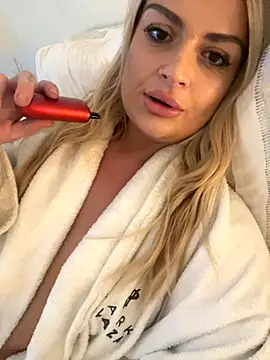 Snapshot of Seductive-SkyeXXX chatting on September 9, 2025, 4:27 pm Seductive-SkyeXXX online show from September 9, 2025, 4:27 pm