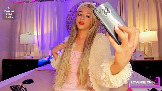 Isabella glam online show from October 28, 2025, 7:02 pm