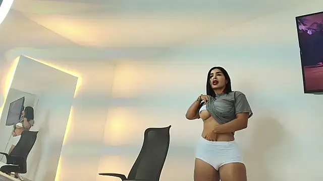 Snapshot of fitnessmommy chatting on September 8, 2025, 6:29 pm fitnessmommy online show from September 8, 2025, 6:29 pm
