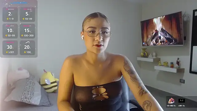 Snapshot of Emmili_Saenz chatting on September 12, 2025, 10:09 pm Emmili Saenz online show from September 12, 2025, 10:09 pm
