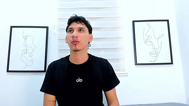 axel alvareez online show from September 17, 2025, 3:41 am
