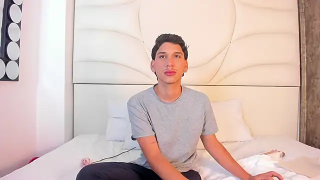 axel alvareez online show from September 26, 2025, 3:35 am