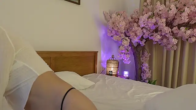 Bubblegumdream13 online show from April 22, 2026, 2:18 am