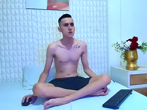 LuigiMarchetti online show from October 12, 2025, 7:54 am