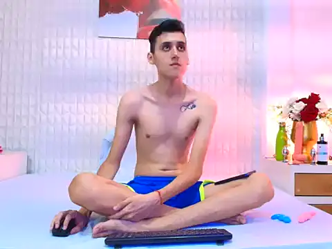 LuigiMarchetti online show from November 4, 2025, 7:39 pm