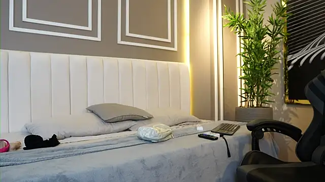 Tayler Kim online show from November 12, 2025, 6:34 pm