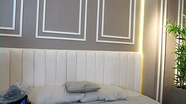 Tayler Kim online show from November 15, 2025, 6:23 pm