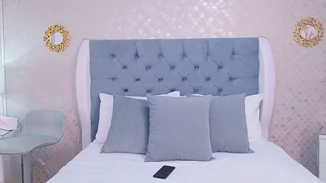 ZoeWilliis online show from June 26, 2026, 7:42 pm
