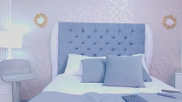 ZoeWilliis online show from June 21, 2026, 11:05 am