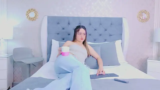 ZoeWilliis online show from June 22, 2026, 11:07 am