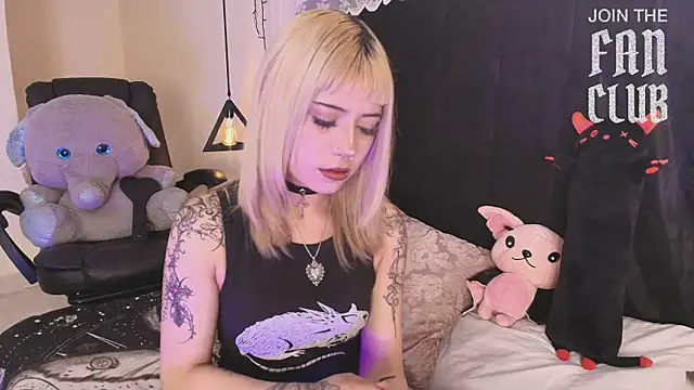 Snapshot of IvyBelle_ chatting on June 10, 2026, 11:33 am IvyBelle online show from June 10, 2026, 11:33 am