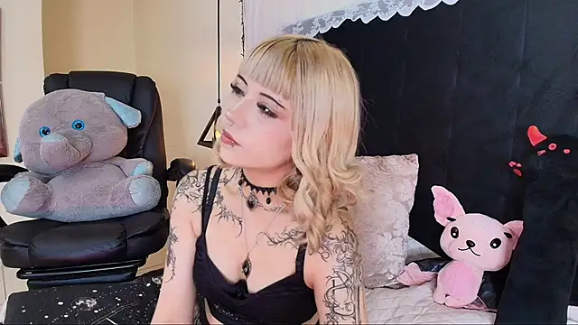 Snapshot of IvyBelle_ chatting on May 8, 2026, 11:25 am IvyBelle online show from May 8, 2026, 11:25 am