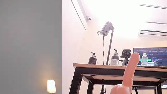 emilytowzen online show from June 14, 2026, 2:24 am