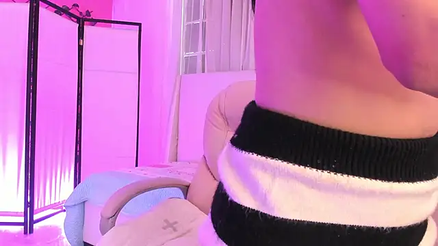 zoerouse  online show from October 23, 2025, 8:18 pm