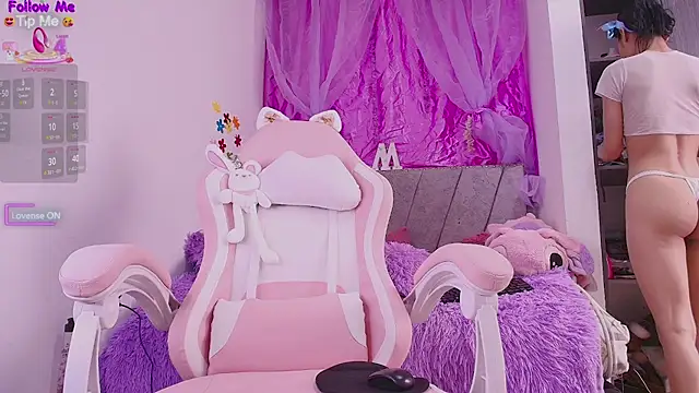 Snapshot of MeganRouss74 chatting on November 14, 2025, 6:33 pm MeganRouss74 online show from November 14, 2025, 6:33 pm