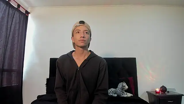 Snapshot of mhatias_ chatting on November 17, 2025, 4:00 pm mhatias online show from November 17, 2025, 4:00 pm